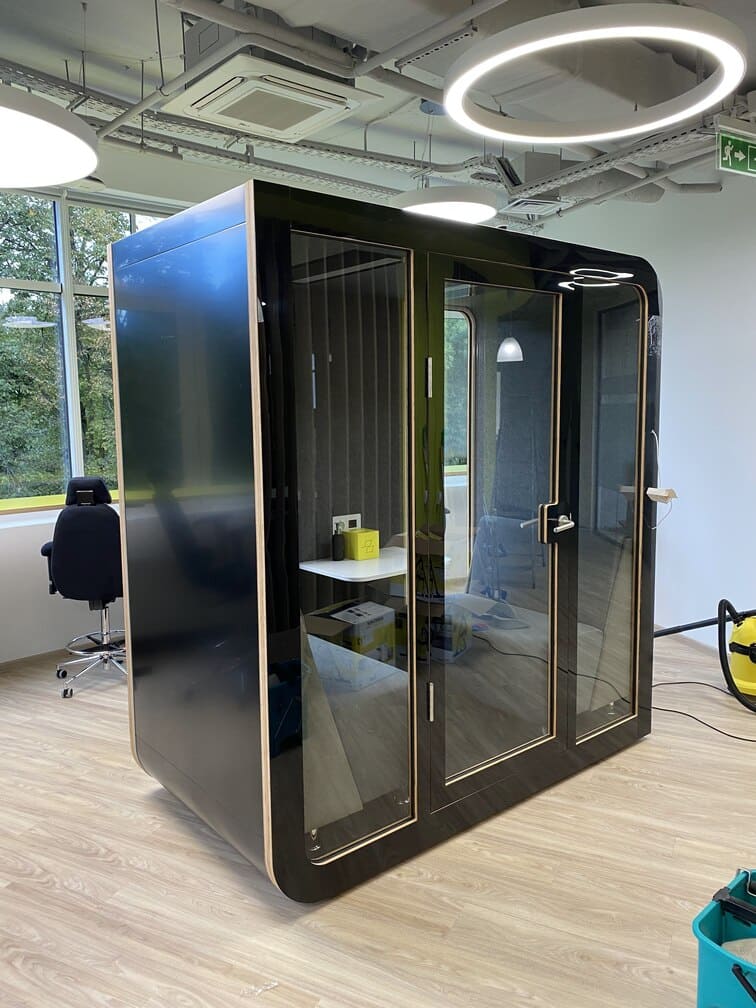 Акустична кабіна SilentBox у відкритому офісі